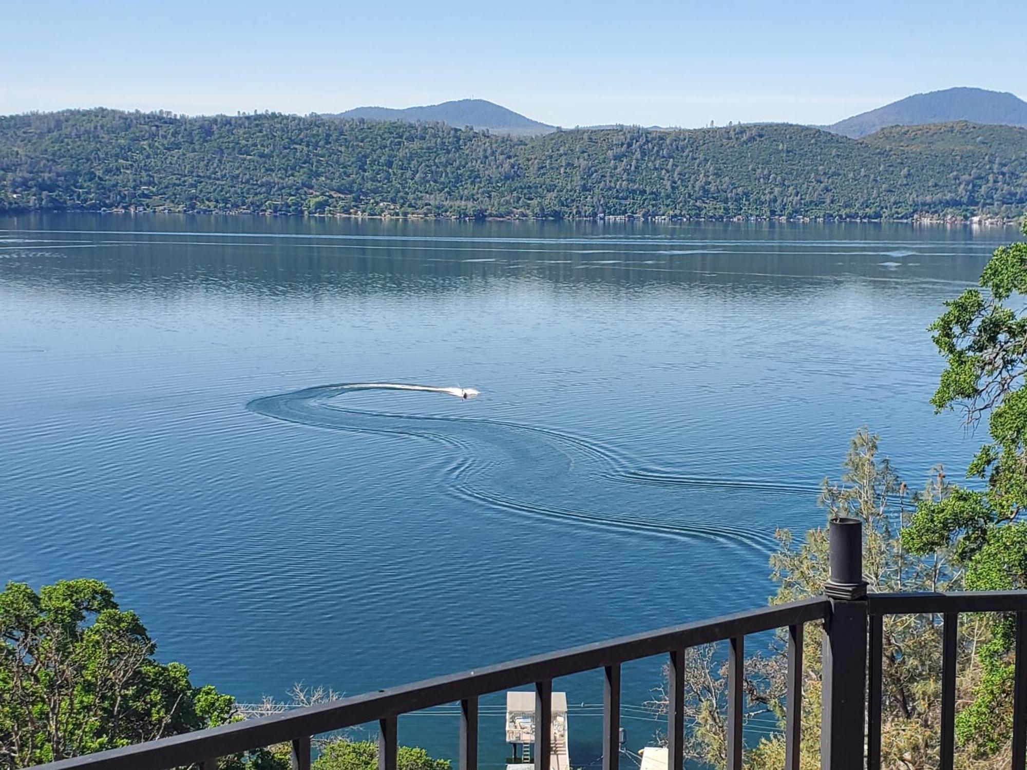 A Lake, A Mountain And The House With The Red Door 클리어레이크 외부 사진